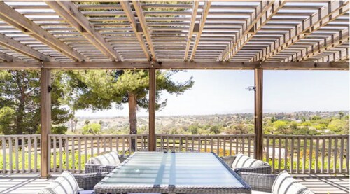 Beautiful 2-bedroom home with stunning views
Sleeps 4 - 2 Bedrooms - 1 Bath