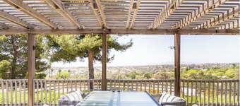 Beautiful 2-bedroom home with stunning views
Sleeps 4 - 2 Bedrooms - 1 Bath