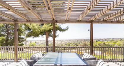 Beautiful 2-bedroom home with stunning views
Sleeps 4 - 2 Bedrooms - 1 Bath