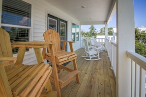 Property grounds - New with Water Views, Pet Friendly, 5 minutes from Historic Beaufort Waterfront. (Beaufort)