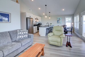 Smart TV - New with Water Views, Pet Friendly, 5 minutes from Historic Beaufort Waterfront. (Beaufort)