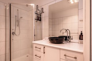 House | Bathroom | Hair dryer, towels, soap, toilet paper - Ensorcelled (Swansea)