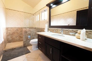 Shower, towels, soap, toilet paper - Casa Mahogany 4 Bed 4bath lux villa (Sosúa)