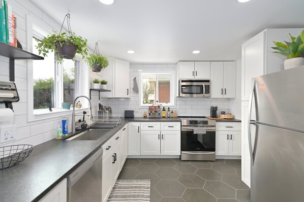 Kühlschrank, Mikrowelle, Ofen, Herdplatte