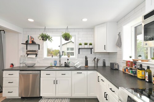 Renovated Hidden-Gem Minutes from Downtown Denver with coffee bar