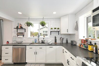 Renovated Hidden-Gem Minutes from Downtown Denver with coffee bar