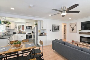 Geladeira, micro-ondas, fogão, cooktop