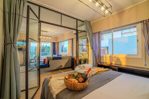 3 soverom, skrivebord, strykejern/-brett og reiseseng for barn