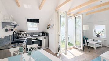 Een koelkast, een oven, een kookplaat, een vaatwasser