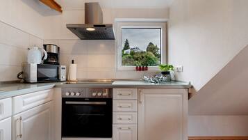 Jääkaappi, mikroaaltouuni, uuni, liesi