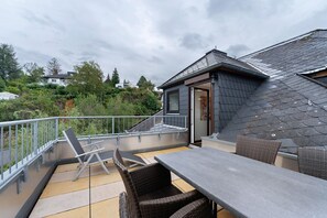 Outdoor dining - Apartment in Rosenberg – Rooftop Terrace with Rhine View near Koblenz (Lahnstein)