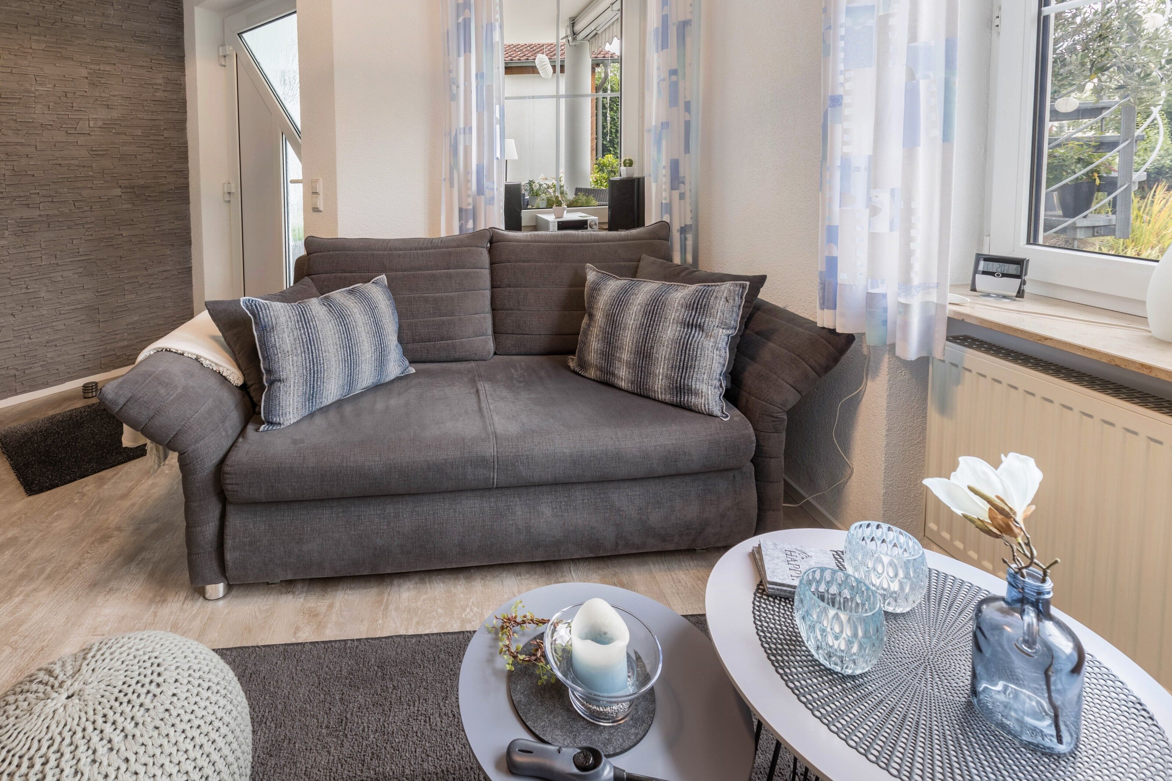 Télévision, table de tennis de table, chaîne hi-fi