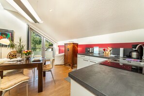 Fridge, stovetop, coffee/tea maker, electric kettle