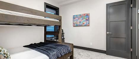 3 habitaciones, tabla de planchar con plancha, wifi y ropa de cama