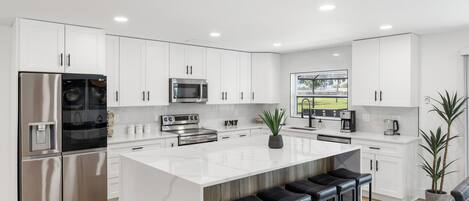 Refrigerador, microondas, horno y parrilla de estufa