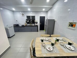 Dining - Cozy house in Seremban central with air-cord and wifi (Seremban)