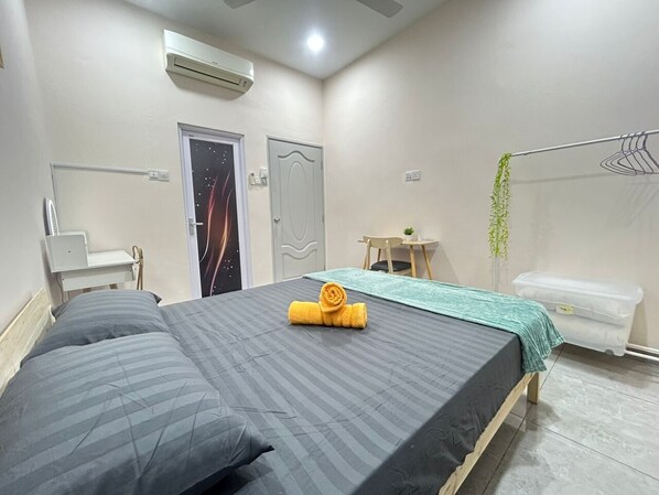 3 bedrooms, iron/ironing board, WiFi - Cozy house in Seremban central with air-cord and wifi (Seremban)