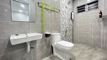 Dusche, Haartrockner, Bidet, Handtücher