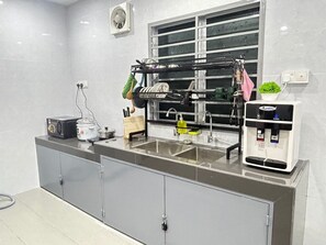 Private kitchen - Cozy house in Seremban central with air-cord and wifi (Seremban)