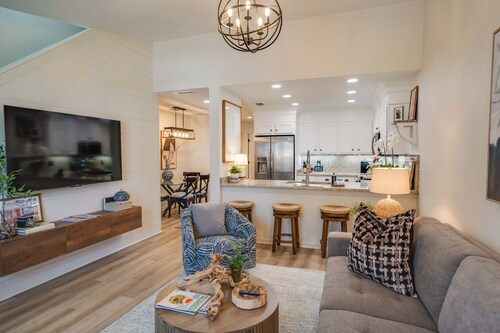 Luxury Haven - Renovated w/ Abundant Amenities