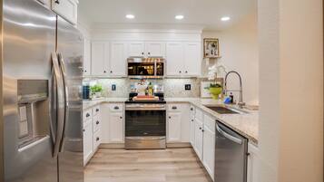 Micro-ondes, four, plaque de cuisson, lave-vaisselle