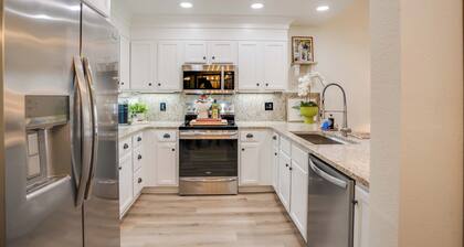 Luxury Haven - Renovated w/ Abundant Amenities