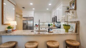 Microondas, horno, parrilla de estufa y lavavajillas