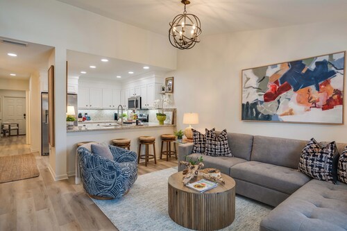 Luxury Haven - Renovated w/ Abundant Amenities