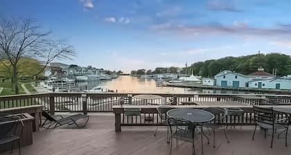 Downtown riverfront condo walkable to dining, shopping & nightlife
