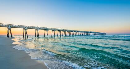 Beautiful condo located on the beach - close to attractions, pool & Hot tub