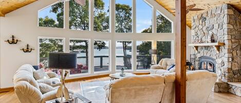 Televisie, een tafeltennistafel en boeken