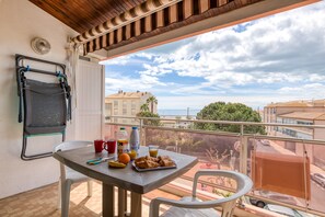 Outdoor dining - Studio Apartment 'Les Ptits Loups, Le Grau D'agde' with Sea View and Air Conditioning (Agde)