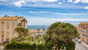 A coastal urban landscape with buildings, trees, and a clear sky. - Studio Apartment 'Les Ptits Loups, Le Grau D'agde' with Sea View and Air Conditioning (Agde)