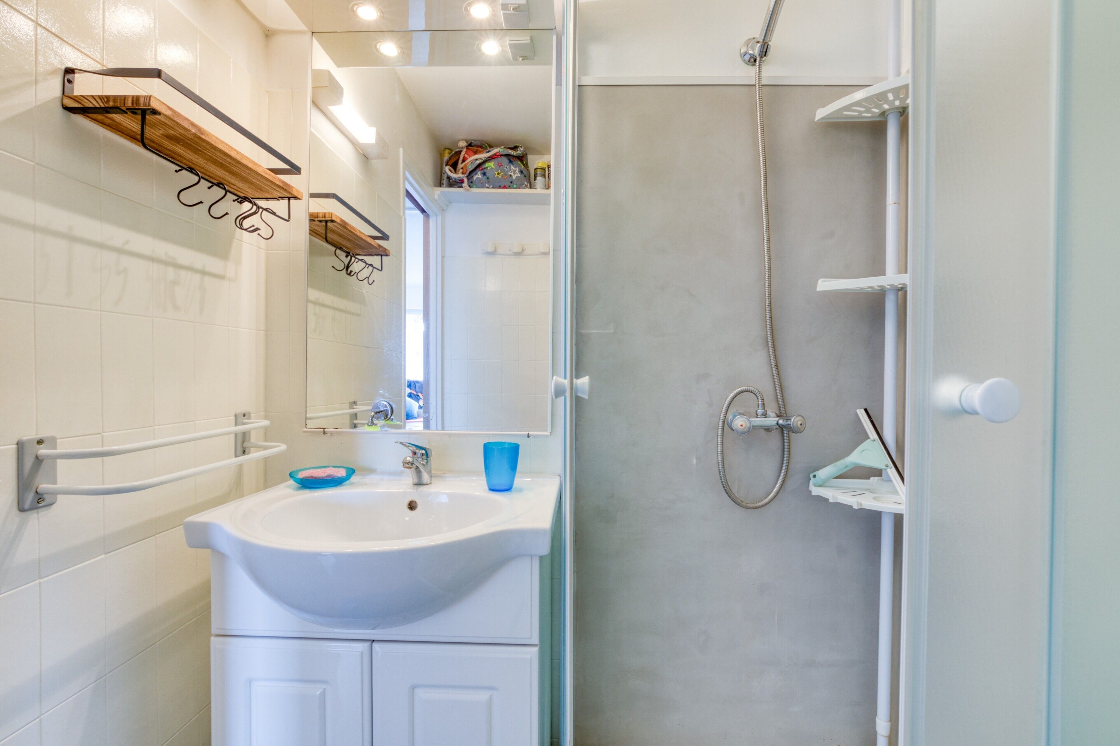 Dusche, kostenlose Toilettenartikel, Haartrockner