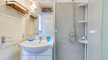 Shower, free toiletries, hair dryer