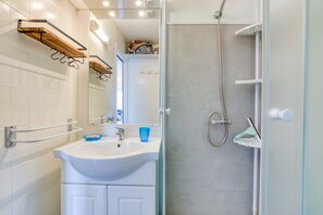 Chuveiro, produtos de toalete grátis, secador de cabelo 