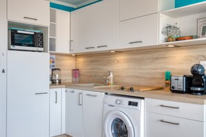 Fridge, microwave, oven, stovetop - Studio Apartment 'Les Ptits Loups, Le Grau D'agde' with Sea View and Air Conditioning (Agde)