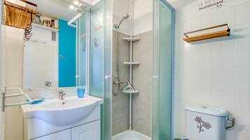 Suihku, ilmaiset hygieniatuotteet, hiustenkuivaaja