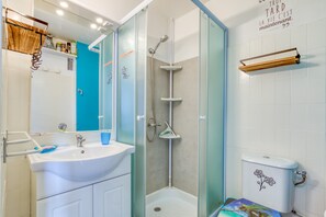 Shower, free toiletries, hair dryer - Studio Apartment 'Les Ptits Loups, Le Grau D'agde' with Sea View and Air Conditioning (Agde)