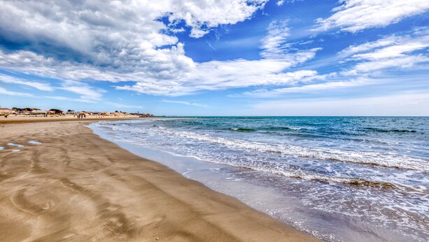 A beach with a sandy shore, ocean waves, and a partly cloudy sky. - Studio Apartment 'Les Ptits Loups, Le Grau D'agde' with Sea View and Air Conditioning (Agde)