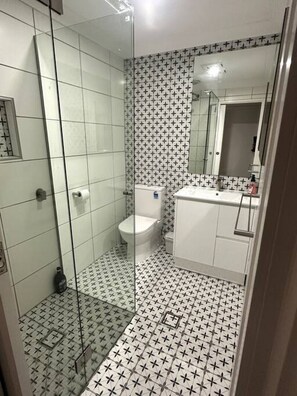 Articles de toilette écologiques, sÚche-cheveux, serviettes fournies