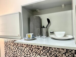 Estúdio standard | Cozinha privada | Frigobar, talheres/pratos/utensílios de cozinha, produtos de limpeza