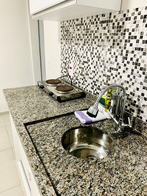Studio (maca-LU06H) | Private kitchen | Mini-fridge, cookware/dishes/utensils, cleaning supplies