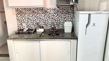 Estúdio | Cozinha privada | Frigobar, talheres/pratos/utensílios de cozinha, produtos de limpeza