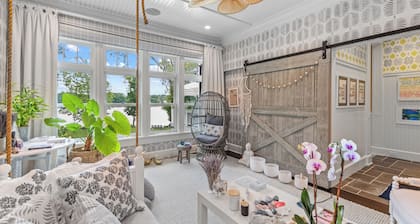 Gorgeous, Peaceful Sanctuary on lake minutes from Boston & all local colleges.