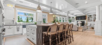 Gorgeous, Peaceful Sanctuary on lake minutes from Boston & all local colleges.