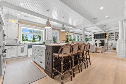 Gorgeous, Peaceful Sanctuary on lake minutes from Boston & all local colleges.