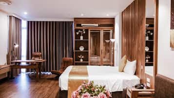 Business Double Room Single Use | In-room safe, desk, blackout drapes, soundproofing
