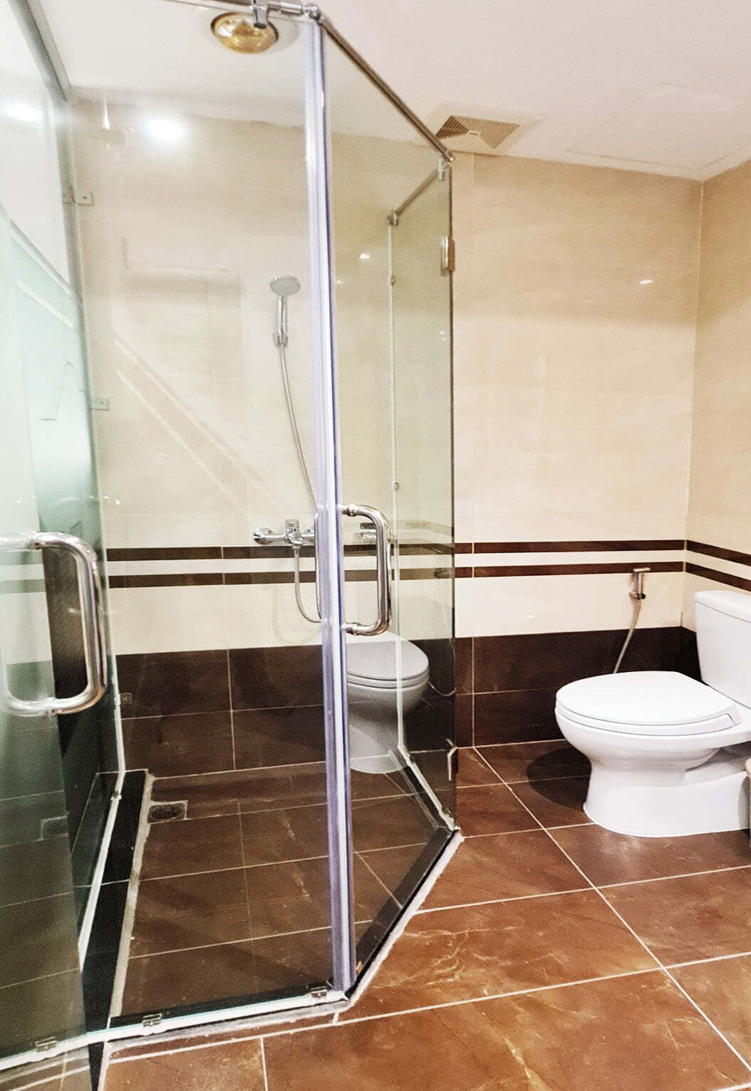 Combined shower/tub, hydromassage showerhead, hair dryer, bathrobes