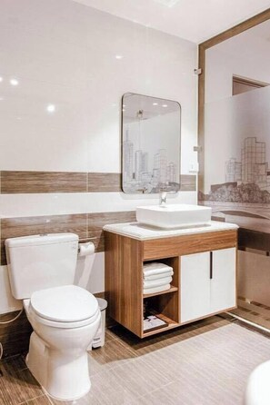 Combined shower/bathtub, hydromassage showerhead, hair dryer, bathrobes - IRIS HAI PHONG HOTEL (Hai Phong)